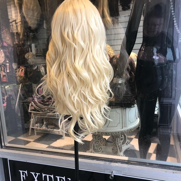 Blonde 613 lacefront Loose Wave Wig 2026 hairstyle - Picture 2 of 8